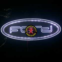 Светящийся логотип Ford зеркальное серебро с хром отделкой с 2D гравировкой надписи FORD.  Эффектный зеркальный дизайн эмблемы Ford, эргономичная конструкция и высокое качество исполнения привлекли к аксессуару повышенное внимание любителей автотюнинга.