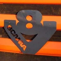 Логотип SCANIA V8 на капот