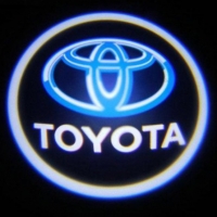 Штатные проекторы в двери Toyota 7W