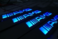 накладки на пороги amg с подсветкой зеркальные накладки на пороги c подсветкой