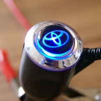Зарядка для телефона с логотипом Toyota