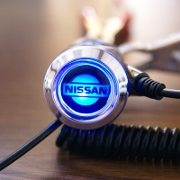 Зарядка для телефона с логотипом Nissan