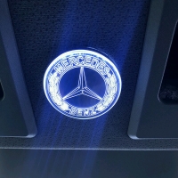 Светящийся логотип Mercedes зеркальное серебро с хром отделкой с 2D гравировкой надписи Mercedes.Эффектный зеркальный дизайн эмблемы Mercedes,эргономичная конструкция и высокое качество исполнения привлекли к аксессуару повышенное внимание любителей авто