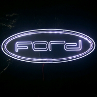Светящийся логотип Ford зеркальное серебро с хром отделкой с 2D гравировкой надписи FORD.  Эффектный зеркальный дизайн эмблемы Ford, эргономичная конструкция и высокое качество исполнения привлекли к аксессуару повышенное внимание любителей автотюнинга.