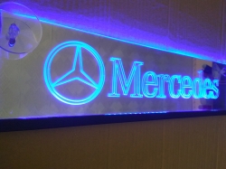 Зеркальная светящаяся табличка для грузовика Mercedes 2D  Светодиодная, зеркальная, светящаяся табличка Mercedes. Светящуюся эмблему mercedes крепят на стекло, свет излучаемый светодиодами от логотипа будет виден за пределами автомобиля через ветровое сте