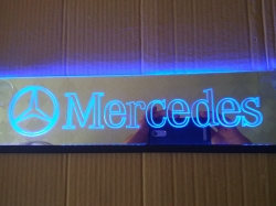 Зеркальная светящаяся табличка для грузовика Mercedes 2D  Светодиодная, зеркальная, светящаяся табличка Mercedes. Светящуюся эмблему mercedes крепят на стекло, свет излучаемый светодиодами от логотипа будет виден за пределами автомобиля через ветровое сте