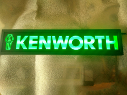 Светящаяся неоновая табличка для грузовика Kenworth на заказ после оплаты.  Светодиодная, светящаяся табличка Kenworth. Светящуюся эмблему Kenworth крепят в спальник, свет излучаемый светодиодами от логотипа будет виден за пределами автомобиля через ветро