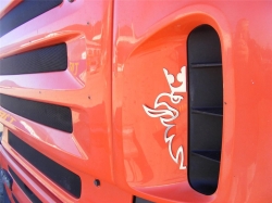 логотип scania на воздухозаборник scania/saab