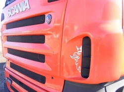 логотип scania на воздухозаборник scania/saab
