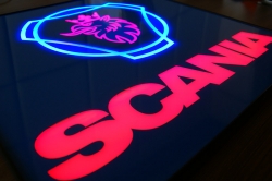 табличка светящаяся в спальник scania логотипы скания