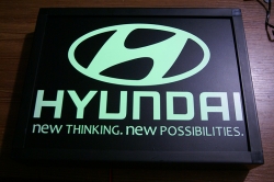 табличка светящаяся в спальник hyundai логотип хундай