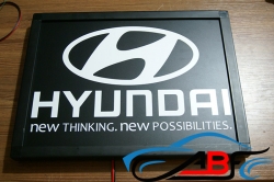табличка светящаяся в спальник hyundai логотип хундай