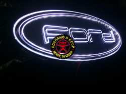 Светящийся логотип Ford зеркальное серебро с хром отделкой с 2D гравировкой надписи FORD.  Эффектный зеркальный дизайн эмблемы Ford, эргономичная конструкция и высокое качество исполнения привлекли к аксессуару повышенное внимание любителей автотюнинга.