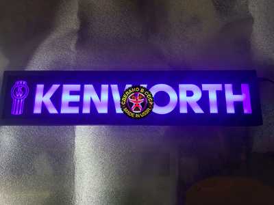 Светящаяся неоновая табличка для грузовика Kenworth на заказ после оплаты.  Светодиодная, светящаяся табличка Kenworth. Светящуюся эмблему Kenworth крепят в спальник, свет излучаемый светодиодами от логотипа будет виден за пределами автомобиля через ветро