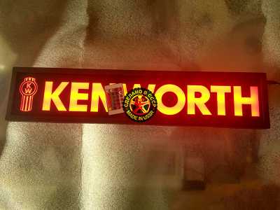 Светящаяся неоновая табличка для грузовика Kenworth на заказ после оплаты.  Светодиодная, светящаяся табличка Kenworth. Светящуюся эмблему Kenworth крепят в спальник, свет излучаемый светодиодами от логотипа будет виден за пределами автомобиля через ветро