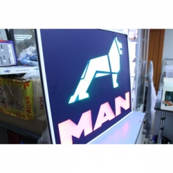 табличка светящаяся в спальник man логотипы ман