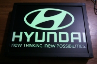 табличка светящаяся в спальник hyundai логотип хундай