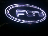 Светящийся логотип Ford зеркальное серебро с хром отделкой с 2D гравировкой надписи FORD.  Эффектный зеркальный дизайн эмблемы Ford, эргономичная конструкция и высокое качество исполнения привлекли к аксессуару повышенное внимание любителей автотюнинга.