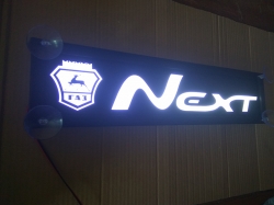 Светящаяся неоновая табличка для грузовика Gazel Next  Светодиодная, светящаяся табличка Gazel Next. Светящуюся эмблему газель neon крепят на стекло, свет излучаемый светодиодами от логотипа будет виден за пределами автомобиля через ветровое стекло. Встре
