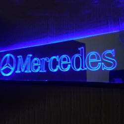 Зеркальная светящаяся табличка для грузовика Mercedes 2D мужу,брату,любимому,подарок,купить,заказать,доставка,установка,тюнинг,проектор,логотип,подсветка,led,tuning,светодиодный,оплата,самовывоз,эмблема,logo,car,Москва,Спб,Екатеринбург,Краснодар,Нижний Но