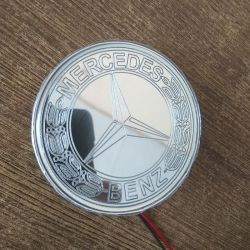 светящийся логотип mercedes для грузовика тягача Atego,Светящийся логотип Mercedes зеркальное серебро с хром отделкой с 2D гравировкой надписи Mercedes.Эффектный зеркальный дизайн эмблемы Mercedes,эргономичная конструкция и высокое качество исполнения при