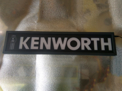 Светящаяся неоновая табличка для грузовика Kenworth на заказ после оплаты.  Светодиодная, светящаяся табличка Kenworth. Светящуюся эмблему Kenworth крепят в спальник, свет излучаемый светодиодами от логотипа будет виден за пределами автомобиля через ветро