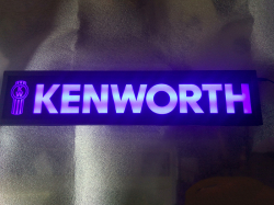 Светящаяся неоновая табличка для грузовика Kenworth на заказ после оплаты.  Светодиодная, светящаяся табличка Kenworth. Светящуюся эмблему Kenworth крепят в спальник, свет излучаемый светодиодами от логотипа будет виден за пределами автомобиля через ветро