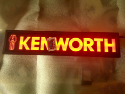 Светящаяся неоновая табличка для грузовика Kenworth на заказ после оплаты.  Светодиодная, светящаяся табличка Kenworth. Светящуюся эмблему Kenworth крепят в спальник, свет излучаемый светодиодами от логотипа будет виден за пределами автомобиля через ветро