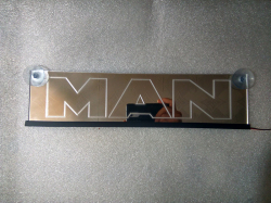 Зеркальная светящаяся табличка для грузовика MAN 2D гравировка  Светодиодная, зеркальная, светящаяся табличка MAN. Светящуюся эмблему MAN крепят на стекло, свет излучаемый светодиодами от логотипа будет виден за пределами автомобиля через ветровое стекло.
