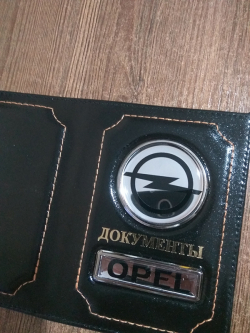 Кожаная обложка для документов с эмблемой OPEL (ОПЕЛЬ) на зеркальном хроме Уникальный дизайн обложки с зеркальным хромов для автодокументов с логотипом OPEL (ОПЕЛЬ) на основании подложки из зеркального хрома.